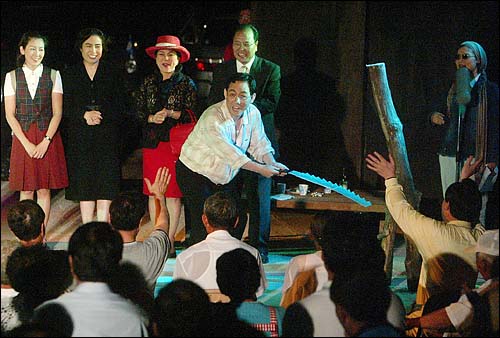 2004년 8월 28일, 한나라당 의원들로 구성된 '극단 여의도'가 공연한 <환생경제>의 한 장면. 